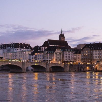 Bild von der Stadt Basel bei Dämmerung mit Beleuchtung