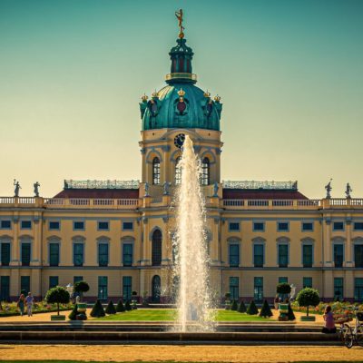 Bild von schönem Schloss in Berlin mit Springbrunnen