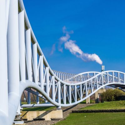 geschwungene Brücke in Leverkusen