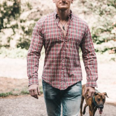 Attraktiver Callboy aus Düsseldorf in kariertem Hemd mit Hund