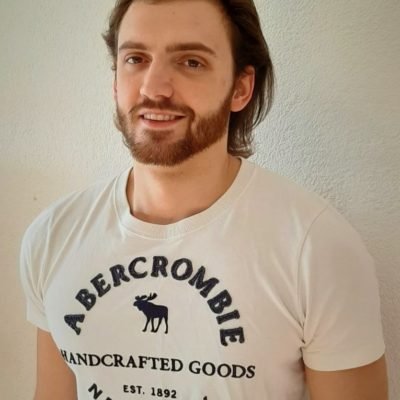 freundliches Männermodell aus Ulm in hellem T-Shirt