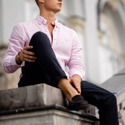 Attraktiver Mann und Model aus München in rosafarbenem Hemd