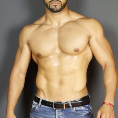 Callboy Sergio zeigt seinen Oberkörper nackt
