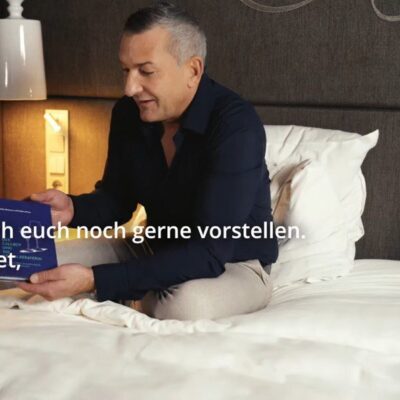 Der von Ihnen angegebene deutsche Satz lautet: „Ich möchte es Ihnen noch gerne vorstellen. Es heißt: Callboy.“ Übersetzungsaufschlüsselung: – „kann ich euch noch gerne vorstellen.“ – „Es heißt: Callboy.“ Der Mann könnte also ein Buch mit dem Titel „Callboy“ vorstellen oder zeigen. Vollständige Übersetzung im Kontext: *(Angenommen, er spricht von einem Buch)* „Ich möchte Ihnen noch ein weiteres [Buch] vorstellen. Es heißt: ‚Callboy‘.“ Wenn Sie eine natürlichere englische Formulierung wünschen: „Gerne stelle ich Ihnen auch noch ein weiteres vor. Es heißt: ‚Callboy‘.“.