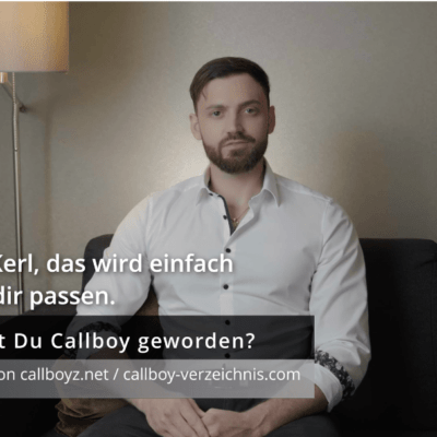 Es klingt, als würdest du eine Szene aus einem Interview oder einem Werbebeitrag mit Emanuel beschreiben, einem Callboy, der auf der Website callboyz.net vorgestellt wird. Der Text „Wie bist Du Callboy geworden?“ bedeutet auf Englisch „Wie bist Du ein Callboy geworden?“. Diese Situation lässt vermuten, dass das Bild wahrscheinlich Teil eines Artikels, Videointerviews oder Social-Media-Beitrags ist, der Emanuels persönlichen Weg zum Beruf des Callboys (männlicher Escort) beschreibt. Die Beleuchtung und das Ambiente – sanft beleuchteter Raum, dunkles Sofa und legere Kleidung – schaffen eine intime Atmosphäre, die sich für ein offenes Gespräch eignet. Wenn du weitere Informationen zu diesem Inhalt benötigst oder die Bildunterschrift ausführlicher/kontextbezogener übersetzen möchtest, lass es mich wissen!.