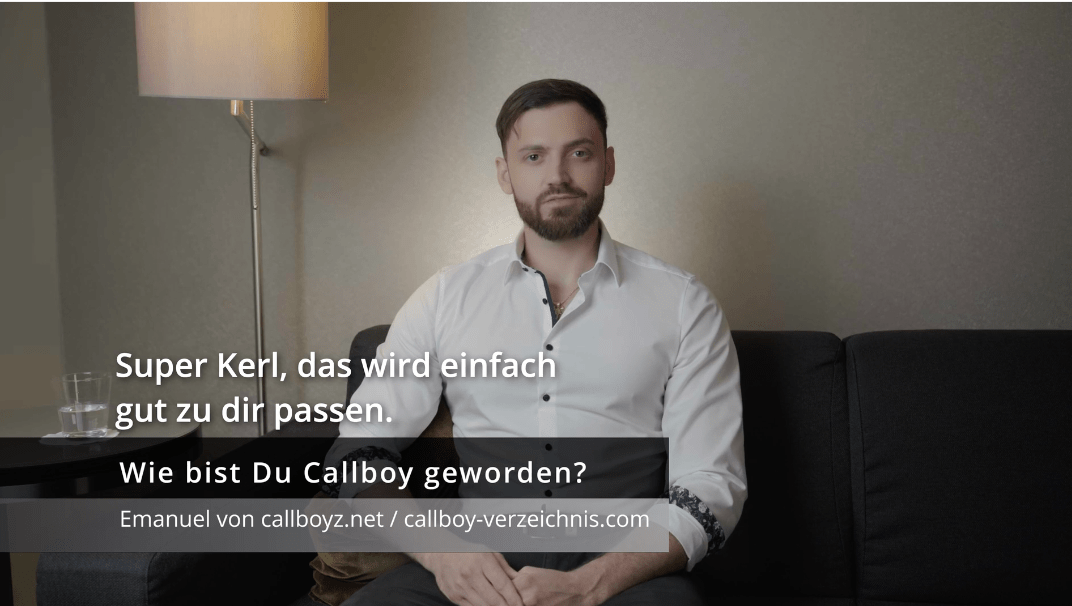 Es klingt, als würdest du eine Szene aus einem Interview oder einem Werbebeitrag mit Emanuel beschreiben, einem Callboy, der auf der Website callboyz.net vorgestellt wird. Der Text „Wie bist Du Callboy geworden?“ bedeutet auf Englisch „Wie bist Du ein Callboy geworden?“. Diese Situation lässt vermuten, dass das Bild wahrscheinlich Teil eines Artikels, Videointerviews oder Social-Media-Beitrags ist, der Emanuels persönlichen Weg zum Beruf des Callboys (männlicher Escort) beschreibt. Die Beleuchtung und das Ambiente – sanft beleuchteter Raum, dunkles Sofa und legere Kleidung – schaffen eine intime Atmosphäre, die sich für ein offenes Gespräch eignet. Wenn du weitere Informationen zu diesem Inhalt benötigst oder die Bildunterschrift ausführlicher/kontextbezogener übersetzen möchtest, lass es mich wissen!.