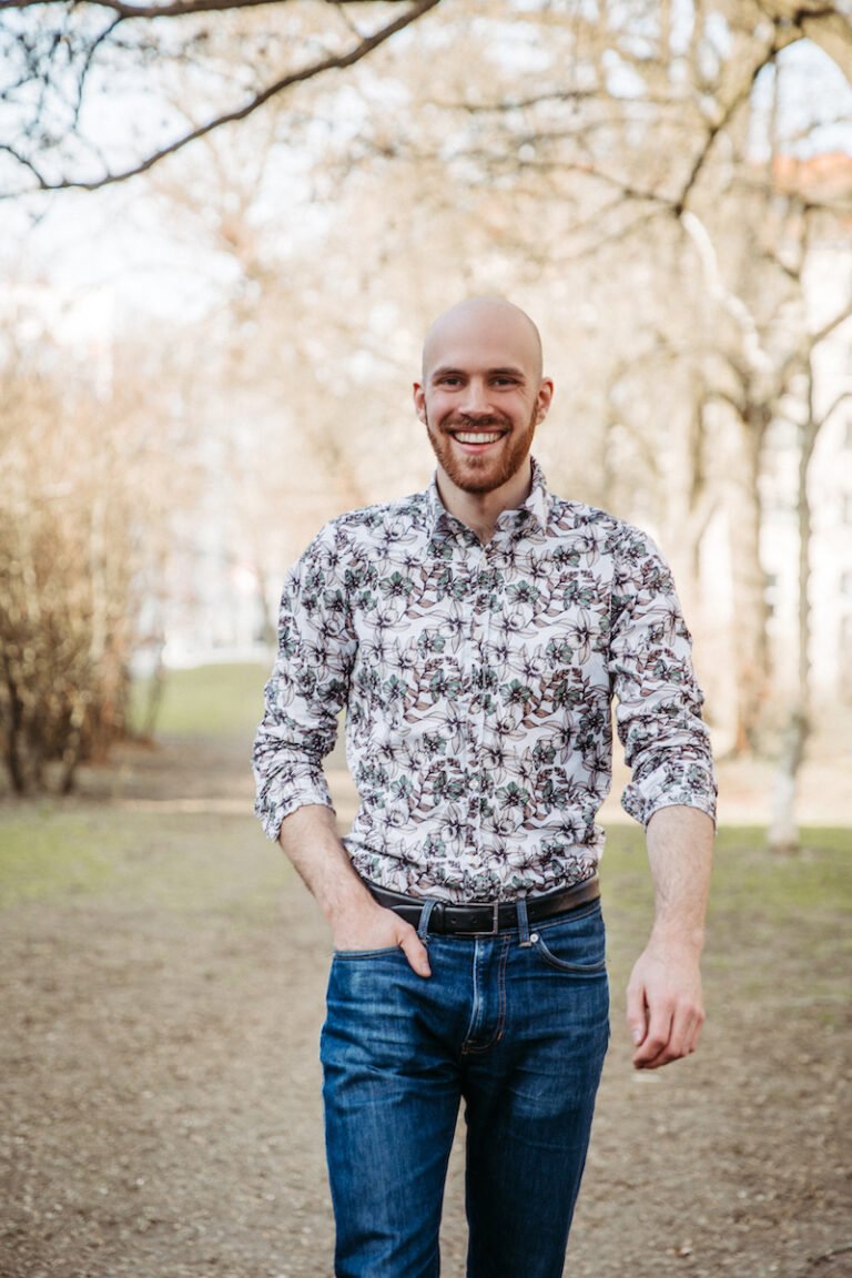 Attraktiver Callboy im Park